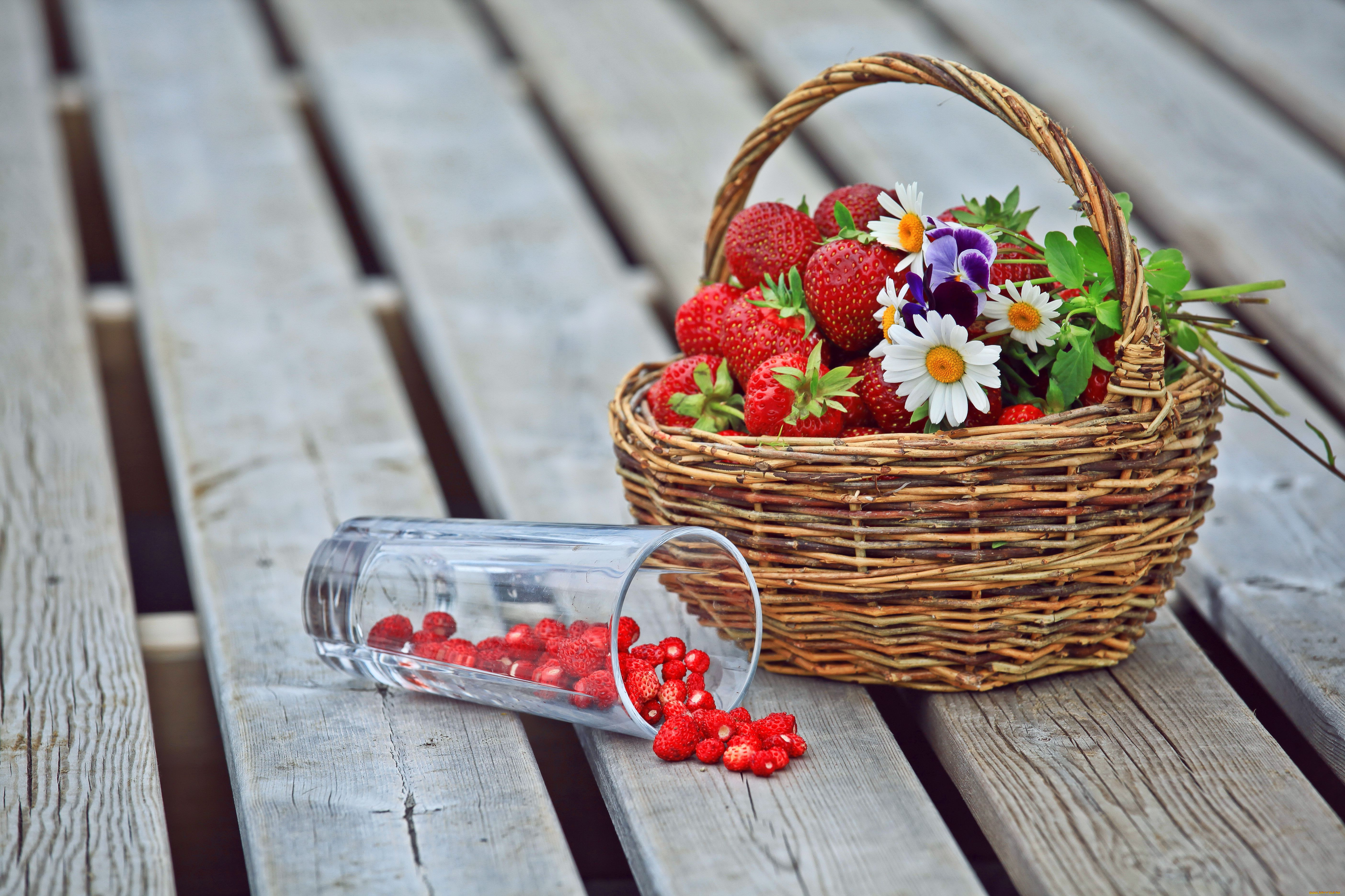 Food flowers. Корзина с ягодами. Корзинка с цветами. Корзинка с ягодами и цветами. Корзинка с клубникой и цветами.